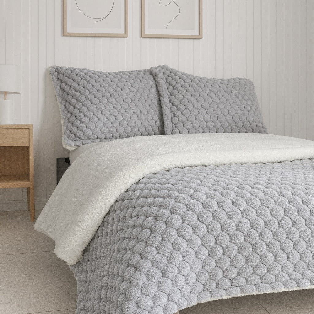 COMBO COBIJA OVEJERA GRIS SUAVE + 2 FUNDAS