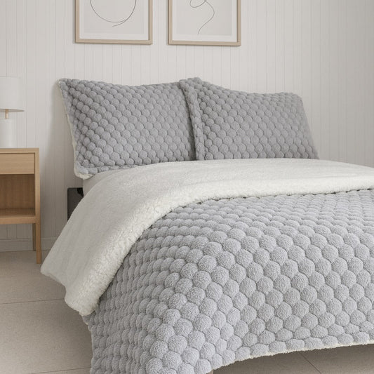 COMBO COBIJA OVEJERA GRIS SUAVE + 2 FUNDAS